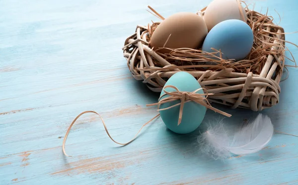 Fondo de Pascua con huevos de Pascua en el nido — Foto de Stock