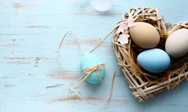 Fondo de Pascua con huevos de Pascua en el nido — Foto de Stock