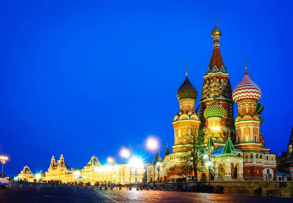 Moscou vue de nuit de la Place Rouge et de la Cathédrale Saint Basile . — Photo