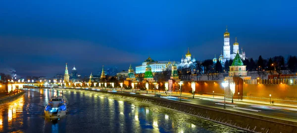 Kremlin van Moskou en Moskva embankment nacht uitzicht op de rivier — Stockfoto