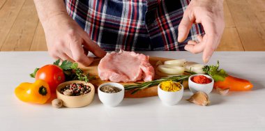 Adam baharatlar ile domuz eti yemek