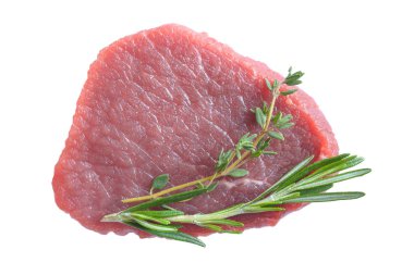 Biberiye ve kekik üzerine beyaz izole ham sığır eti biftek