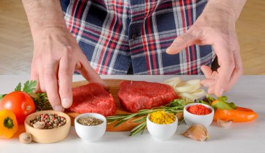 Adam yemek sığır eti biftek