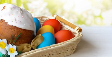 Paskalya kek ve Beyaz ahşap tablo Easter eggs.