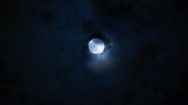 Dolunay geceleri bulutlar hareket arkasında