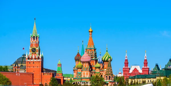 Place Rouge du Kremlin à Moscou et Cathédrale Saint Basile . — Photo