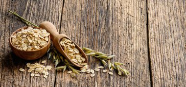 Tahta kepçeli ve eski ahşap masada yulaf ezmesi..