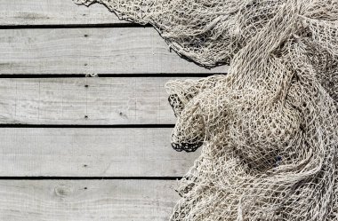 Ahşap döşeme arka planında balıkçılık ağı