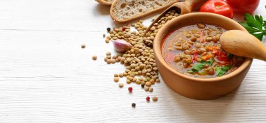 Beyaz masada domatesli mercimek çorbası.