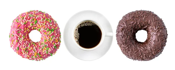 Donuts mit Kaffeetasse isoliert auf weiß. — Stockfoto