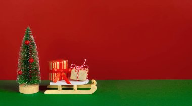 Noel veya Yeni Yıl kartı veya fotokopi alanı olan kırmızı ve yeşil arkaplan.