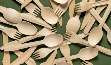 Doğal malzemelerden tek kullanımlık sofra takımı. Tahta kaşık, çatal, bıçak yığını.