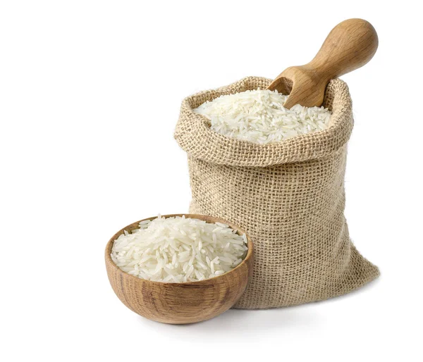 Basmati de arroz largo blanco seco en cuenco de madera y saco de arpillera con cuchara de madera aislada sobre fondo blanco . —  Fotos de Stock