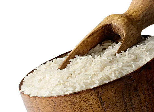 Basmati de arroz largo sin cocer en tazón de madera con cuchara aislada en blanco . —  Fotos de Stock