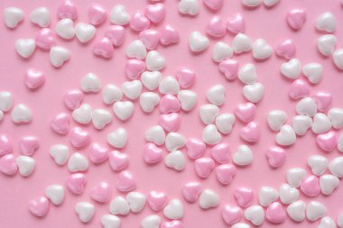 Şeker kalplerin romantik pembe ve beyaz arka planı