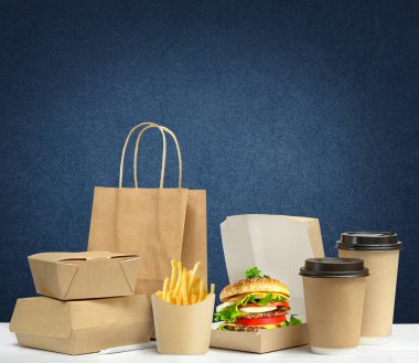 Fast food büyük öğle yemeği paketleme seti koyu mavi soyut arka planda. Boşluğu kopyala