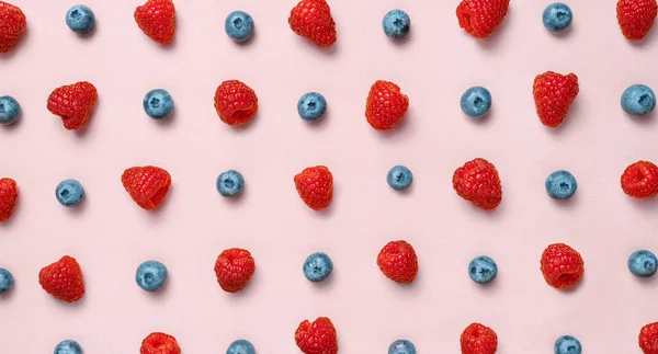 Colorful fruit pattern of raspberries and blueberries on pink background. Flat lay — Φωτογραφία Αρχείου