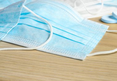 Koronavirüsten korunmak için tıbbi maskeler..