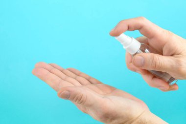 Eline antiseptik sprey sıktım. Coronavirus Covid-19 romanının önlenmesi ve tedavisi