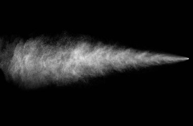Siyah arkaplandaki aerosol kutusundan püskürtme akışı