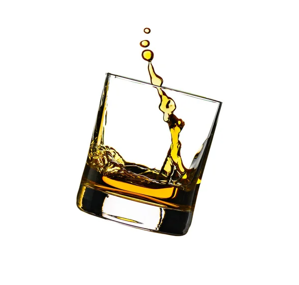 Whisky con salpicadura aislada sobre fondo blanco . — Foto de Stock