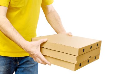 Sarı tişörtlü teslimatçı beyaz üzerinde izole pizza kutuları taşıyor. Fast Food dağıtım servisi..