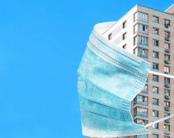 Self isolation and quarantine Covid-19 concept. All stay at home. Self-isolate from a pandemic. Block of flats, apartment building in medical mask. — Stock Photo, Image
