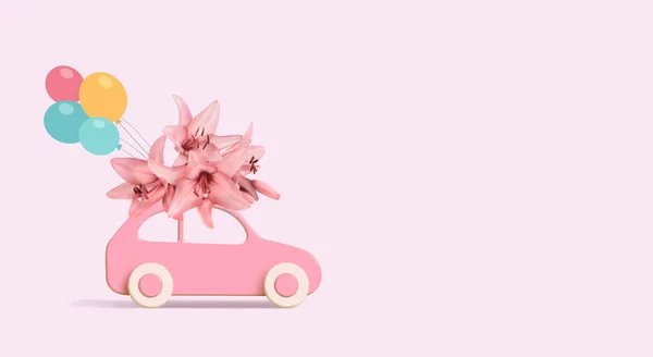 Carro rosa com ramo de flores em um telhado e balões em fundo rosa. Espaço de cópia . — Fotografia de Stock