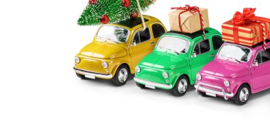 Retro oyuncak arabalar. İsim yok. Noel ağacı ve beyaz arka planda izole edilmiş çatıda hediye var. Noel arkaplanı. Tatil kartı. Boşluğu kopyala.