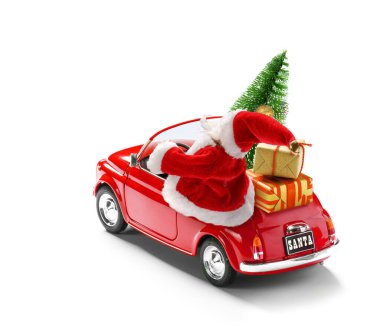 Noel Baba hediye kutularıyla kırmızı araba sürüyor ve Noel ağacı beyazda izole edilmiş, dışarıdan manzaralı.