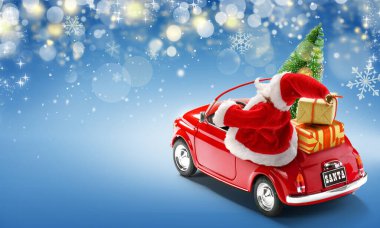 Kırmızı arabadaki Noel Baba hediye kutuları ve mavi arka planda Bokeh ışıklarıyla Noel ağacı getiriyor.