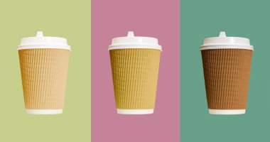 Renkli arka planlarda beyaz kapaklı üç kağıt kahve fincanı..