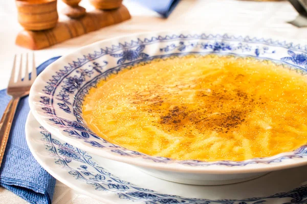 tavuk çorbası erişte ile