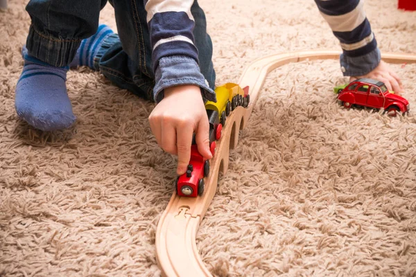 Trenle oynayan çocuk.