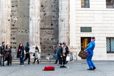 Piazza di Pietra 'da sokak sanatçısı