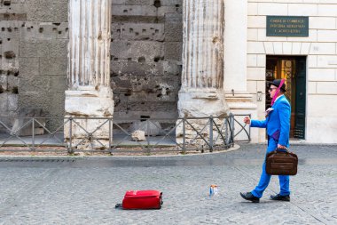 Piazza di Pietra 'da sokak sanatçısı