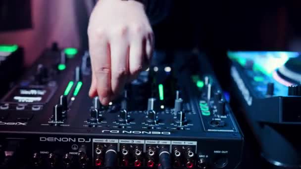 Müziği Karıştırıyor Elleri Karıştırıcı Düğmelerinde Pikaplarda — Stok video
