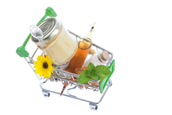 Assistenza sanitaria alternativa erbe fresche, miele e fiori selvatici in un troley supermatket — Foto Stock