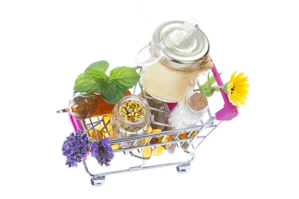 Alternativ hälsovård färsk ört, honung och vild blomma i en stormarknad troley — Stockfoto