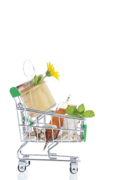 Assistenza sanitaria alternativa erbe fresche, miele e fiori selvatici in un troley supermatket — Foto Stock