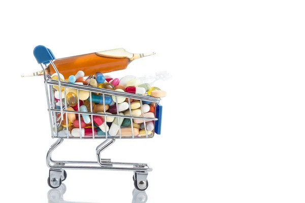 Carro de compras aislado lleno de medicamentos con pastillas y cápsulas — Foto de Stock