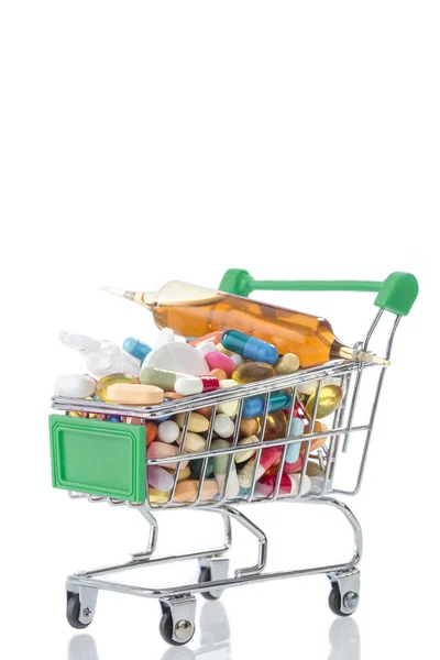 Carrinho de compras isolado cheio de medicamentos com comprimidos e cápsulas — Fotografia de Stock