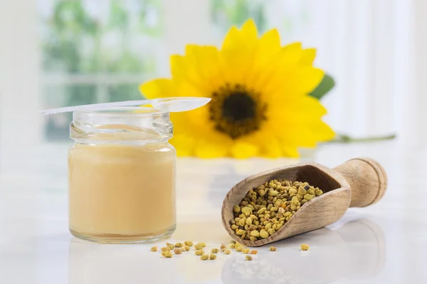 Various bee royal jelly and honeycomb placed on a white table — Stock Photo, Image