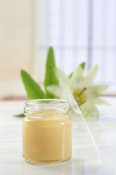 Passiflora ile küçük bir şişe içinde ham organik arı sütü — Stok fotoğraf