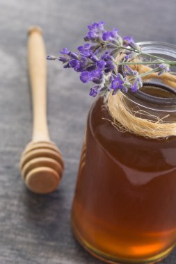 Vintage arduvaz arka plan üzerine kepçe ile kavanoza tatlım