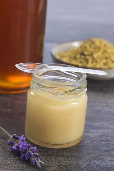 Pollen d'abeille doré iin une tasse avec gelée royale et miel en verre de bocal — Photo