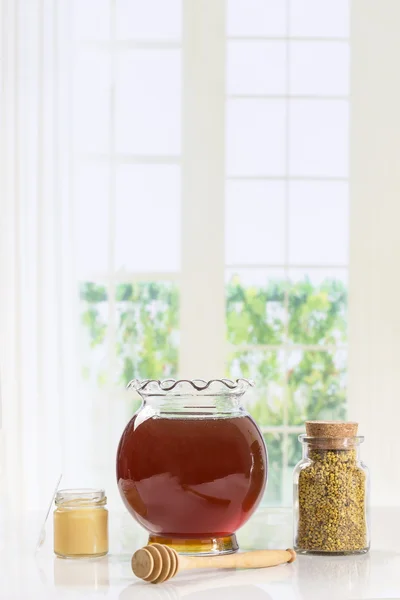 Royal jelly bipollen i små glasburkar med honung och ett kök — Stockfoto