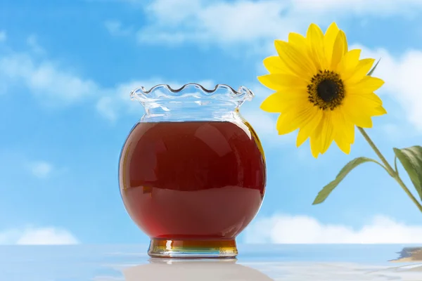 罐蜂蜜用向日葵在蔚蓝的天空 — 图库照片