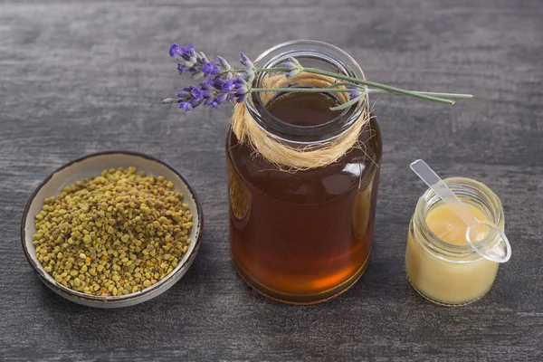 Su vista di polline d'api d'oro iin una tazza con pappa reale e miele in vetro vaso — Foto Stock