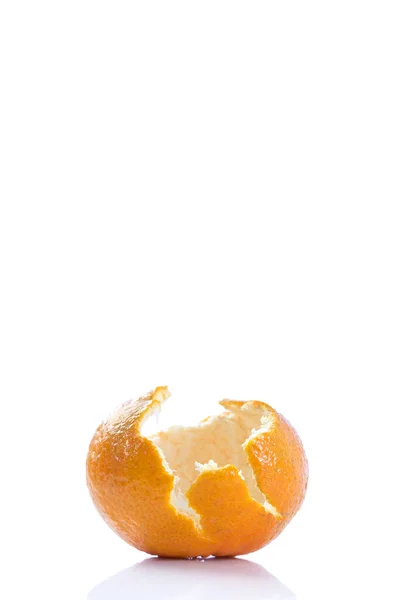 Skal av en apelsin mandarin isolerad på vit — Stockfoto